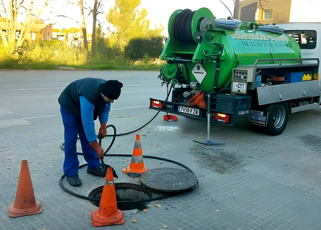 Técnico realizando desatasco de tubería en Badalona