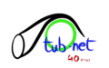 Logotipo con tubo estilizado en negro rodeando un círculo verde, acompañado del texto 'tub-net' en azul y '40 anys' en rojo, representando 40 años de experiencia en soluciones avanzadas de desatascos y sistemas de drenaje.